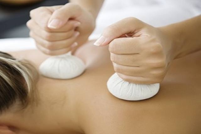 Aroma Teilmassage<br />
Fussreflexmassage<br />
Hot-Stone-Massage<br />
Honigmassage